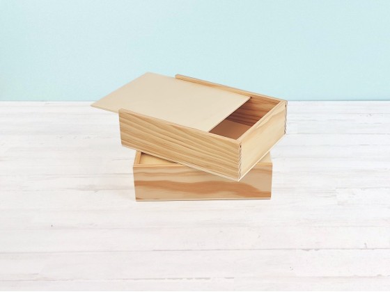 Pine wood box 23.5x18.5x7 cm. with sliding lid Ref.PF1520