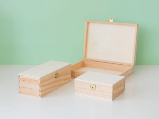 Wooden box with hinge and clasp various sizes Ref.P35C61