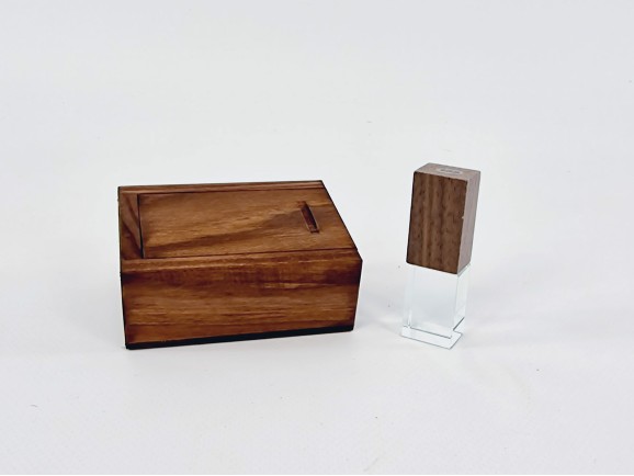 Pack PenDrive Madera Oscura y Cristal + Caja Envejecida Ref.Pack1003CH8