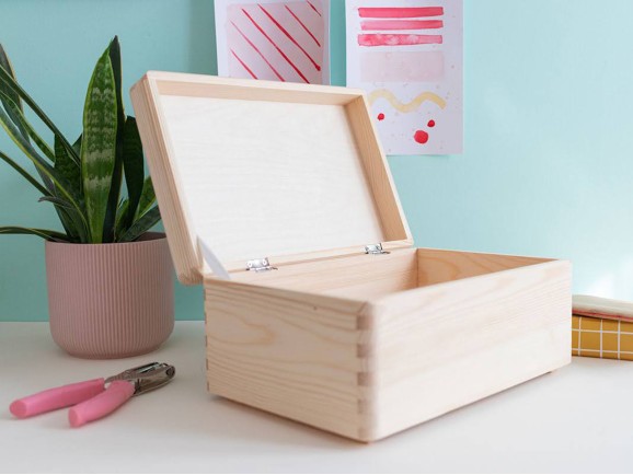 Pine wooden box 30x20x14 cm. with hinges Ref.DRSD130