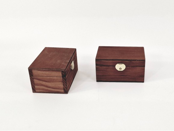 Aged wooden box 12x8x6.5 cm. with brooch Ref.PC1FP