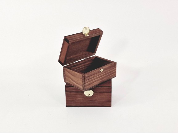 Aged wooden box 12x8x6.5 cm. with brooch Ref.PC1FP