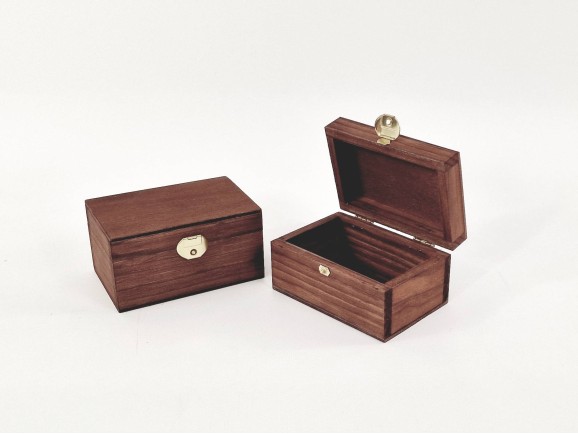 Aged wooden box 12x8x6.5 cm. with brooch Ref.PC1FP