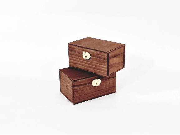 Aged wooden box 12x8x6.5 cm. with brooch Ref.PC1FP