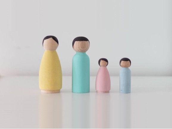 Muñecos familia de madera Ref.PegDolls