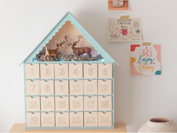 Calendario de Adviento Casa 42x9x50,5 cm. Ref.AW24981