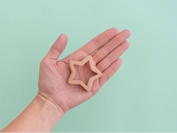 Star in beech wood 5.8x5.8 cm. Ref.RM102