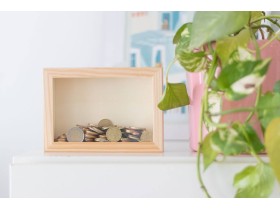 Hucha de madera 17x12x4 cm. con cristal Ref.AW2844