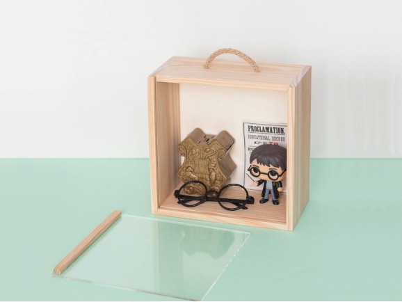 Caja de madera pino 22x22x12 cm. c/tapa metacrilato Marco Ref.99M