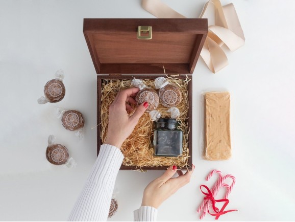 Aged wooden box 23x23x10 cm. with suitcase clasp Ref.PC4E1C