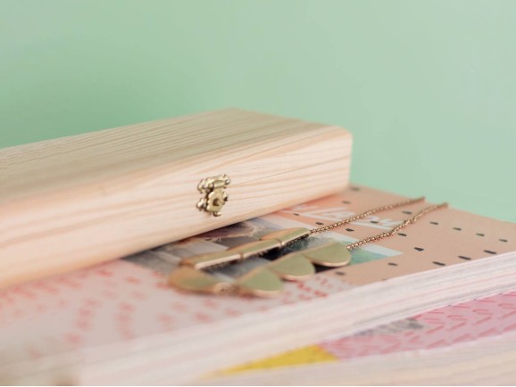 Pine wood box 20x6x3 cm. with hinge and clasp Ref.AR15332