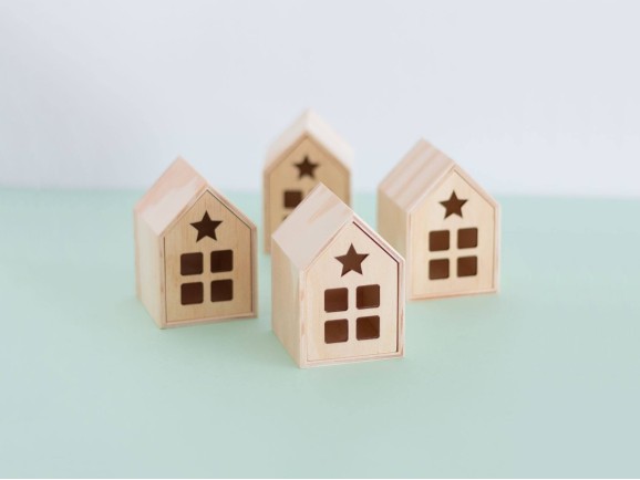 Caja casita de madera estrella c/ventanas Ref.PCP1E