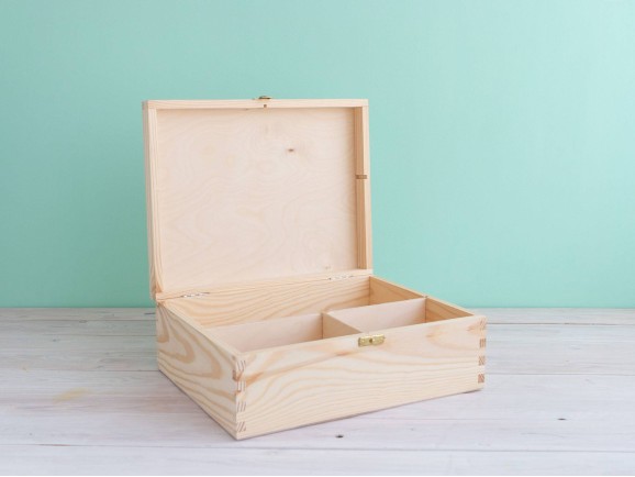 Caja de madera pino 30x23,5x11 cm. c/bis,broche y divisiones Ref.DRPZ290