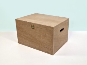 Caja de madera 39x29x24 cm. c/bisagras, broche y asas Ref.P50C52