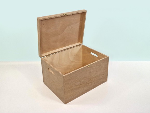Caja de madera 39x29x24 cm. c/bisagras, broche y asas Ref.P50C52