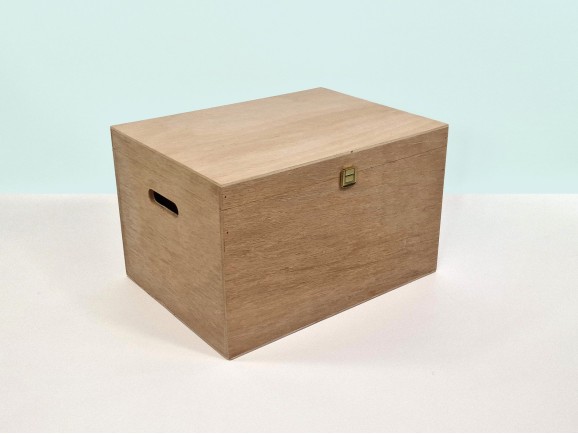 Caja de madera 39x29x24 cm. c/bisagras, broche y asas Ref.P50C52