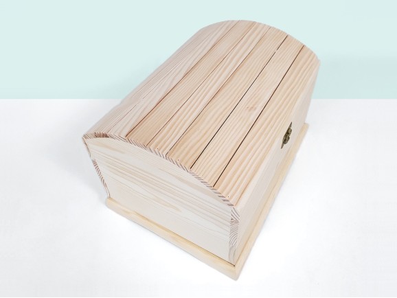 Baúl de madera 29x21x18 cm. c/tapa curva rayada Ref.AR08861