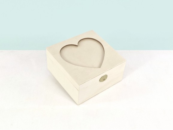 Caja de madera Corazón 15x15x8 cm. c/bisagra y broche Ref.PCC47
