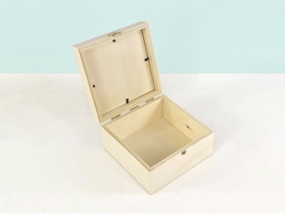 Caja de madera Corazón 15x15x8 cm. c/bisagra y broche Ref.PCC47