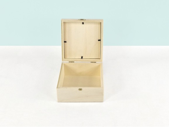 Caja de madera Corazón 15x15x8 cm. c/bisagra y broche Ref.PCC47