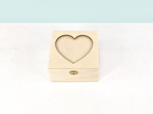 Caja de madera Corazón 15x15x8 cm. c/bisagra y broche Ref.PCC47
