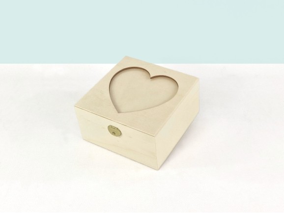 Caja de madera Corazón 15x15x8 cm. c/bisagra y broche Ref.PCC47