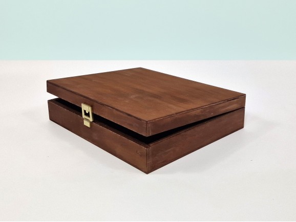 Caja de madera envejecida 26,5x21,5x6 cm. c/bisagra y broche Ref.PC95F1C
