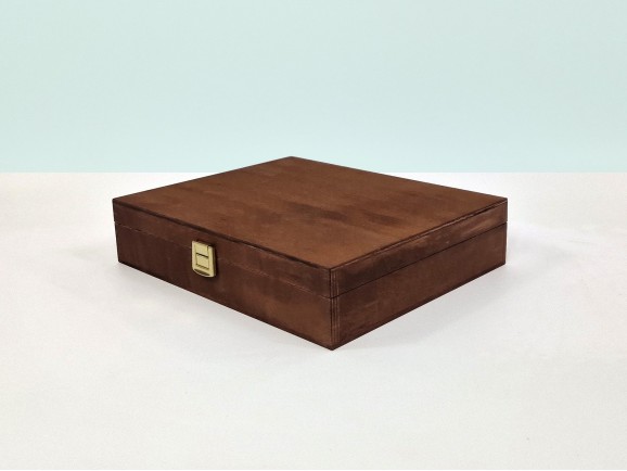 Caja de madera envejecida 26,5x21,5x6 cm. c/bisagra y broche Ref.PC95F1C