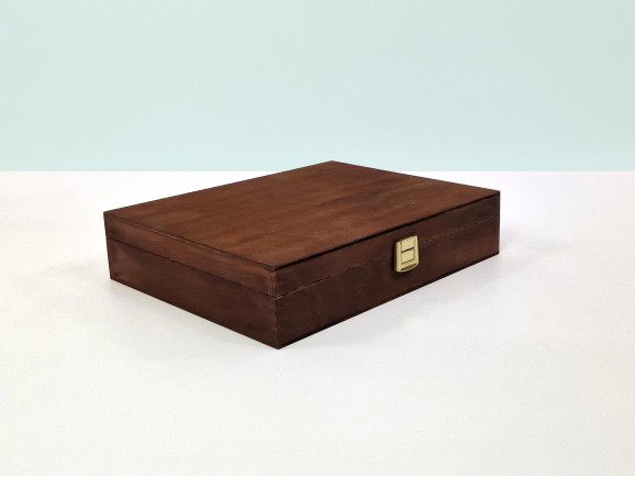 Caja de madera envejecida 26,5x21,5x6 cm. c/bisagra y broche Ref.PC95F1C