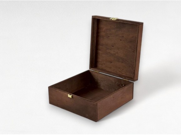 Caja de madera envejecida 23x23x10 cm. c/broche maleta Ref.PC4E1C