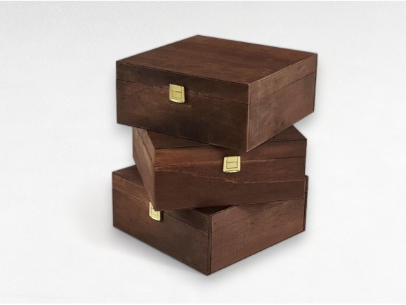 Caja de madera envejecida 23x23x10 cm. c/broche maleta Ref.PC4E1C