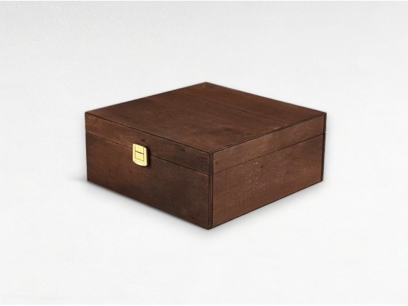 Caja de madera envejecida 23x23x10 cm. c/broche maleta Ref.PC4E1C