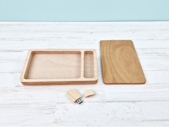 Pack Caja barnizada c/imanes fotos 10x15 + PenDrive Ref.PackF5VCH9