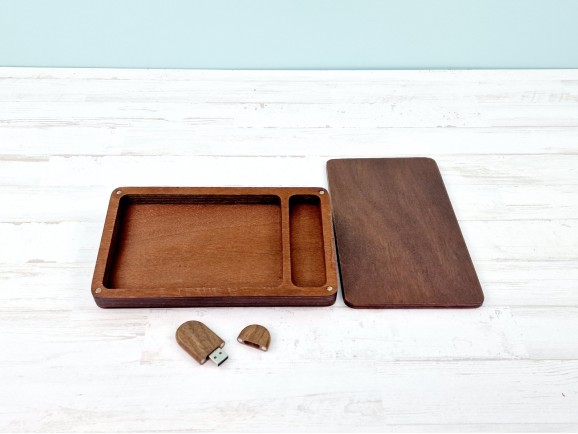 Pack Caja Envejecida barnizada c/imanes fotos 10x15 + PenDrive Ref.PackF5VCCH10