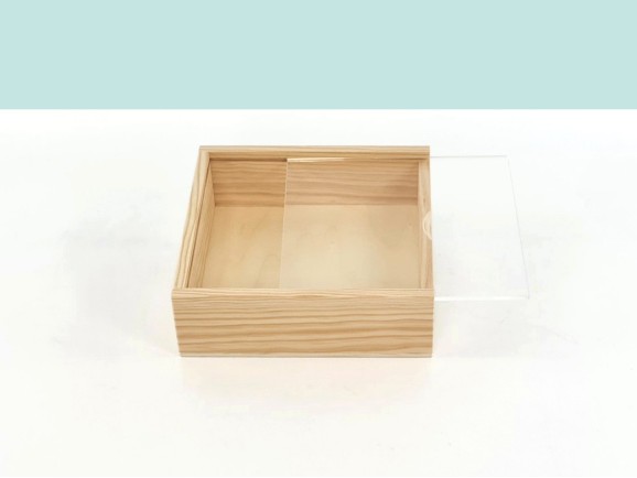 Wooden box 17.5x17.5x5.5 cm. with methacrylate lid Ref.P00C3M