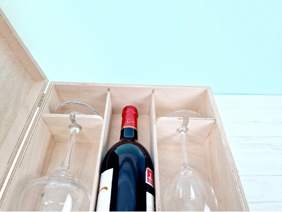 Caja madera 1 Botella + 2 copas bisagra y broche Ref.PC33