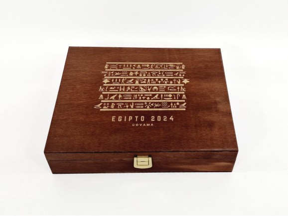 Caja de madera envejecida 26,5x21,5x6 cm. c/bisagra y broche Ref.PC95F1C