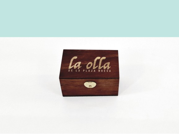 Aged wooden box 12x8x6.5 cm. with brooch Ref.PC1FP