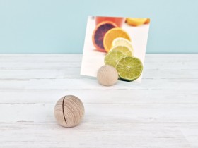 Wooden ball with photo or card slot Ref.OP605635