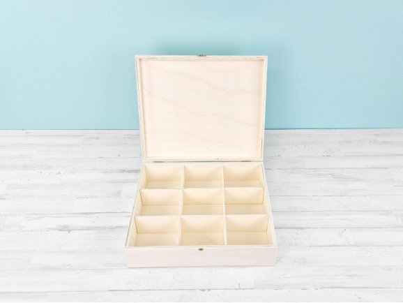 Caja de madera 34,5x29,5x9,5 cm. c/bisagra, broche y 9 divisiones Ref.P78C05