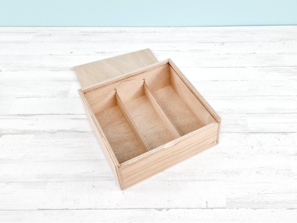 Caja de madera 21,5x21,5x8 cm. c/tapa corredera y 3 divisiones Ref.PC26