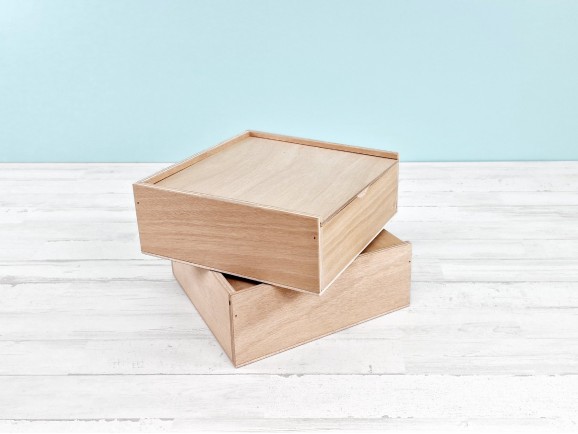 Caja de madera 21,5x21,5x8 cm. c/tapa corredera y 3 divisiones Ref.PC26