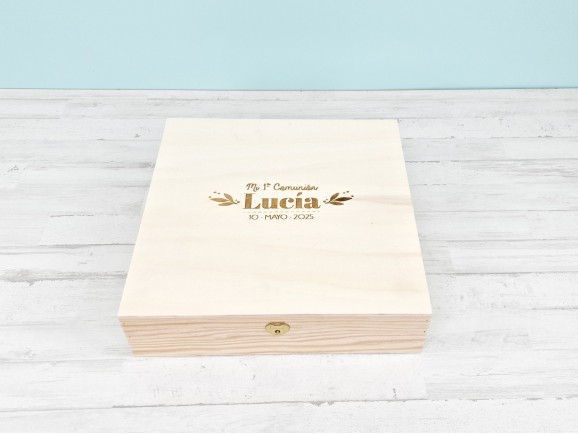 Caja de madera pino 32x32x8 cm. c/bisagra y broche Ref.P53C03