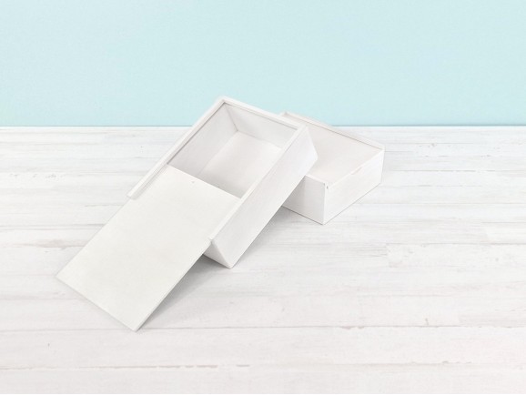 White wooden box 22x17x8 with sliding lid Ref.PF1318B