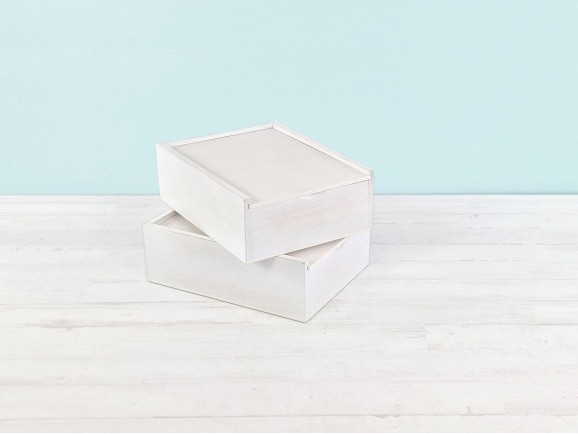 White wooden box 22x17x8 with sliding lid Ref.PF1318B