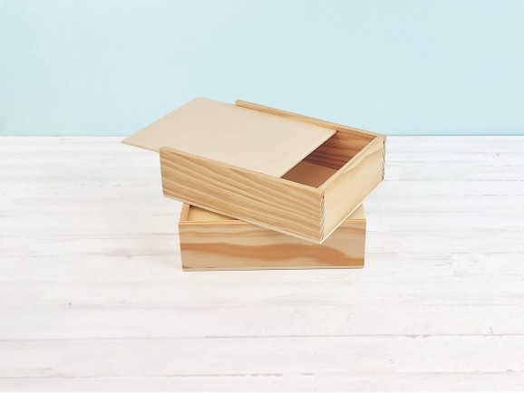 Pine wood box 23.5x18.5x7 cm. with sliding lid Ref.PF1520