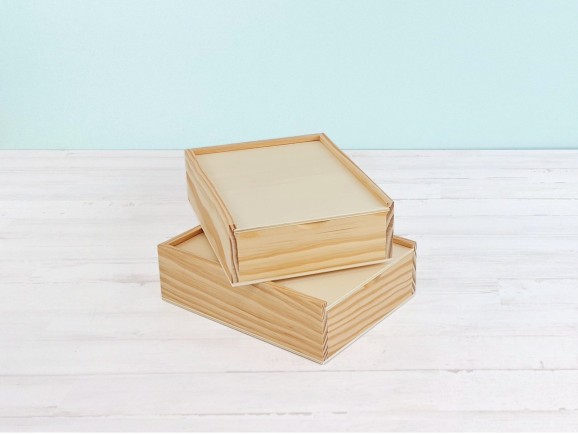 Pine wood box 23.5x18.5x7 cm. with sliding lid Ref.PF1520