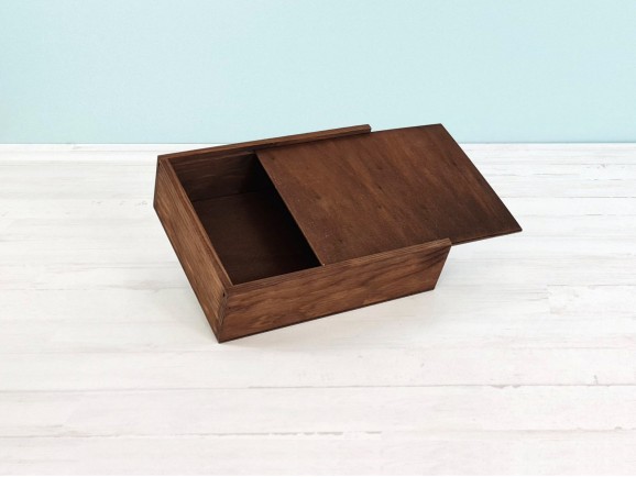 Aged pine wood box 23.5x18.5x7 cm. with sliding lid Ref.PF1520T