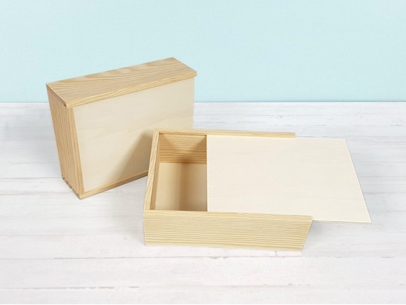 Pine wood box 21.5x16.5x7.5 with sliding lid Ref.PF1318