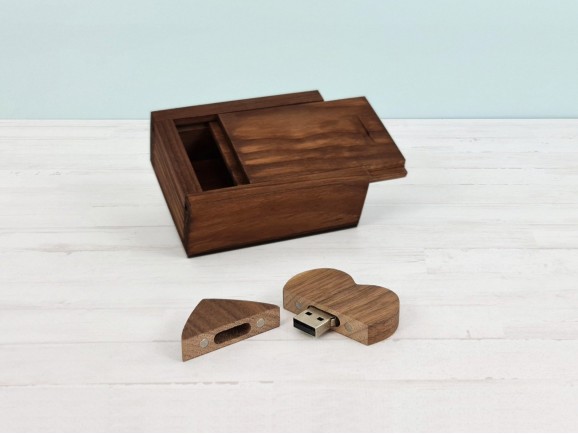 PenDrive de madera Oscura Corazón con imán Ref.USBCH7